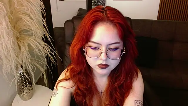 Snapshot of crimson_tati_ chatting on 01.10.25 crimson tati online show from 01.10.25