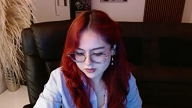 Snapshot of crimson_tati_ chatting on 02.12.25 crimson tati online show from 02.12.25