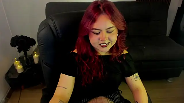 Snapshot of crimson_tati_ chatting on 10.11.25 crimson tati online show from 10.11.25