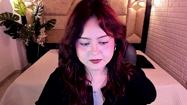 Snapshot of crimson_tati_ chatting on 05.23.26 crimson tati online show from 05.23.26