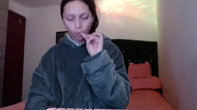 holy juli online show from 07.11.26