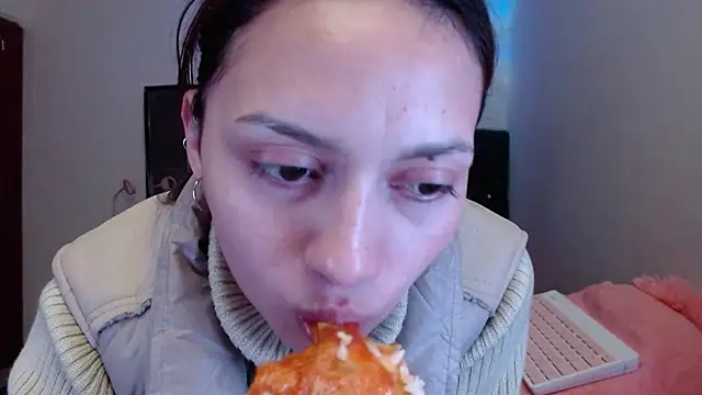 holy juli online show from 08.02.26