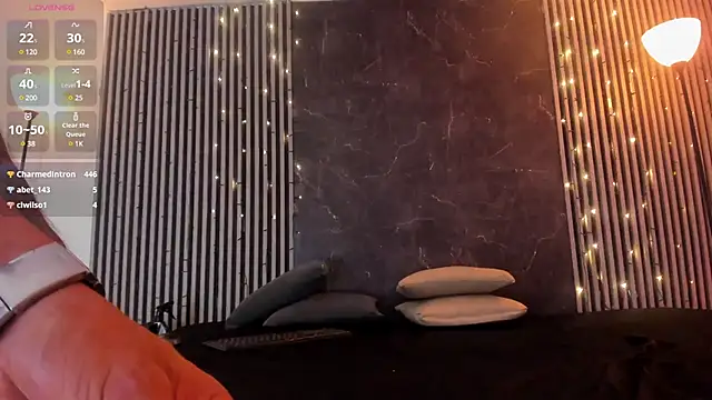 Snapshot of Duriel_ chatting on 12.21.24 Duriel  online show from 12.21.24