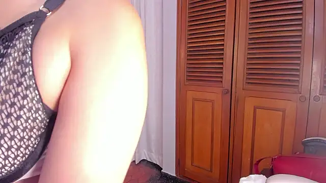 Snapshot of elodie_walker chatting on 12.17.24 elodie walker online show from 12.17.24