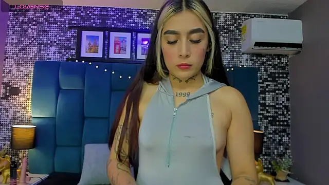 Snapshot of elodie_walker chatting on 03.22.25 elodie walker online show from 03.22.25