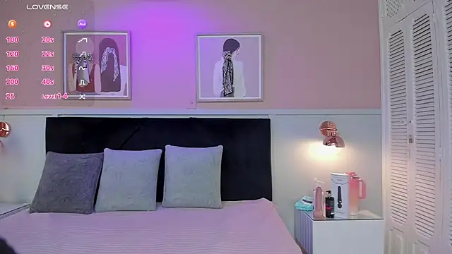 Snapshot of elodie_walker chatting on 09.30.25 elodie walker online show from 09.30.25