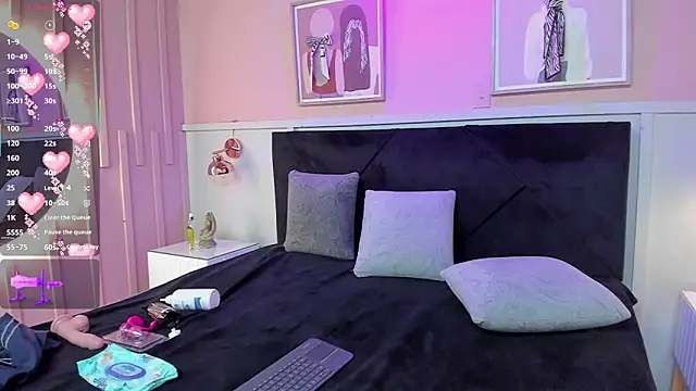 Snapshot of elodie_walker chatting on 10.10.25 elodie walker online show from 10.10.25