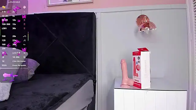 Snapshot of elodie_walker chatting on 11.09.25 elodie walker online show from 11.09.25