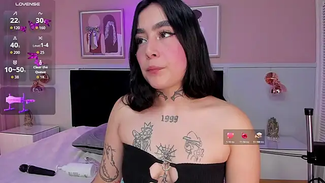 Snapshot of elodie_walker chatting on 11.22.25 elodie walker online show from 11.22.25