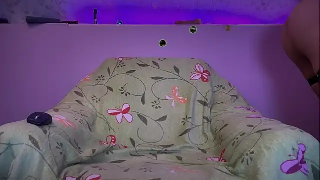 Snapshot of Kamila151 chatting on 11.21.25 Kamila151 online show from 11.21.25