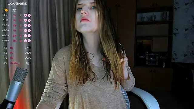 Snapshot of princessaalicc chatting on 12.15.25 princessaalicc online show from 12.15.25