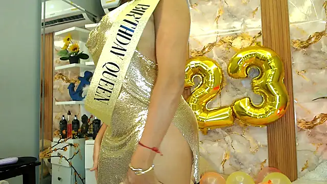 Snapshot of zoey-fox chatting on 12.01.25 zoey-fox online show from 12.01.25