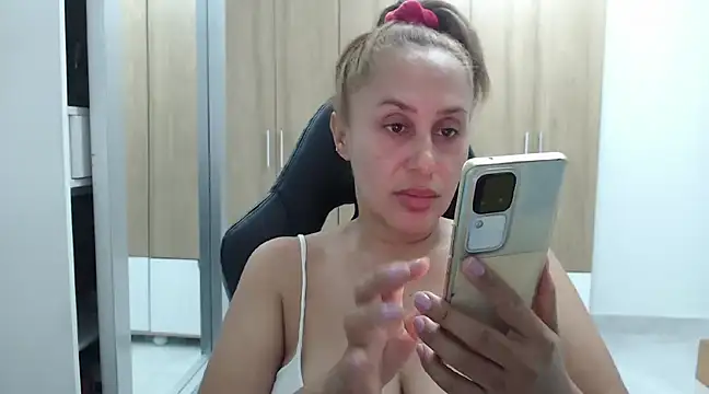 RoxanaLove9 online show from 12.24.24