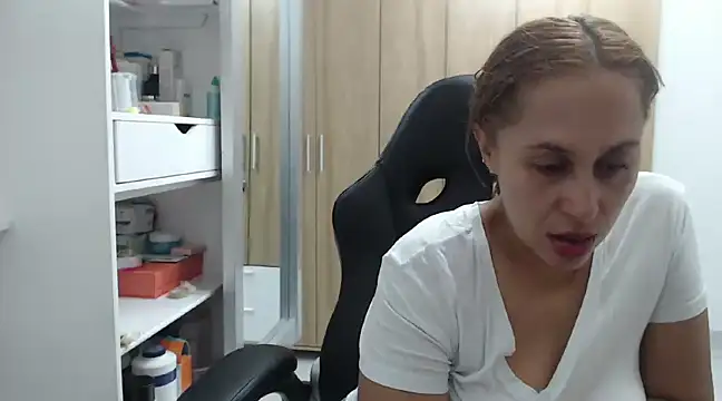 RoxanaLove9 online show from 12.27.24