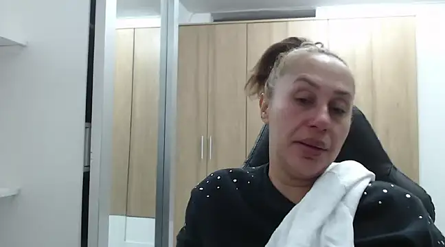 RoxanaLove9 online show from 01.04.25