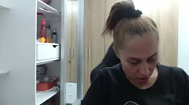 RoxanaLove9 online show from 01.04.25