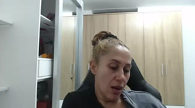 RoxanaLove9 online show from 01.05.25