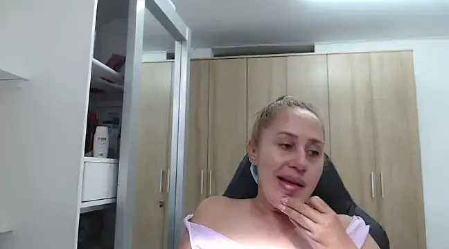 RoxanaLove9 online show from 01.05.25