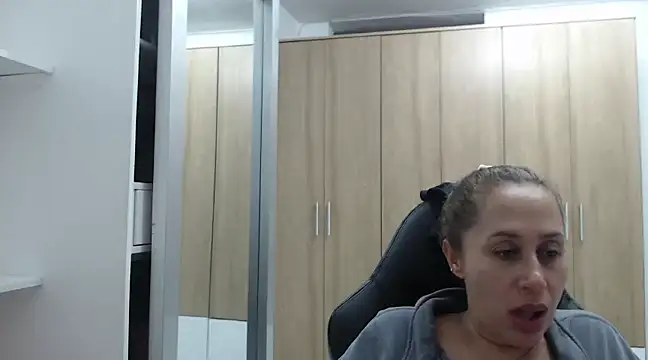 RoxanaLove9 online show from 02.13.25