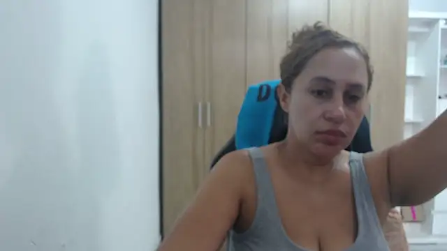 RoxanaLove9 online show from 10.10.25