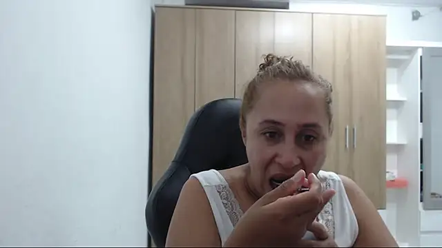 RoxanaLove9 online show from 05.08.26