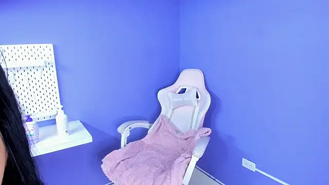 Snapshot of Annie9_ chatting on 10.04.25 Annie9 online show from 10.04.25