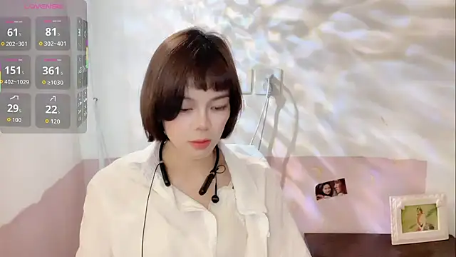 Snapshot of Linda-LL chatting on 10.26.25 Linda-LL online show from 10.26.25