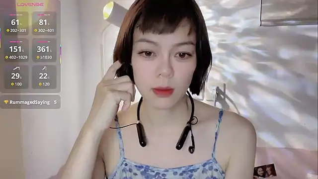 Snapshot of Linda-LL chatting on 10.30.25 Linda-LL online show from 10.30.25