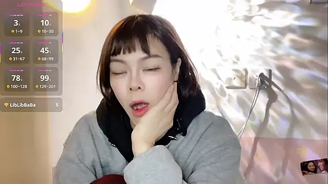 Snapshot of Linda-LL chatting on 11.05.25 Linda-LL online show from 11.05.25