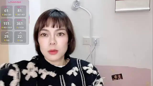 Snapshot of Linda-LL chatting on 11.12.25 Linda-LL online show from 11.12.25