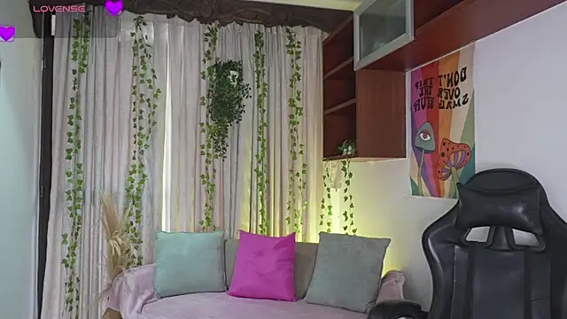 Snapshot of HannaRhodes chatting on 02.05.26 HannaRhodes online show from 02.05.26