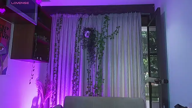 Snapshot of HannaRhodes chatting on 03.12.26 HannaRhodes online show from 03.12.26