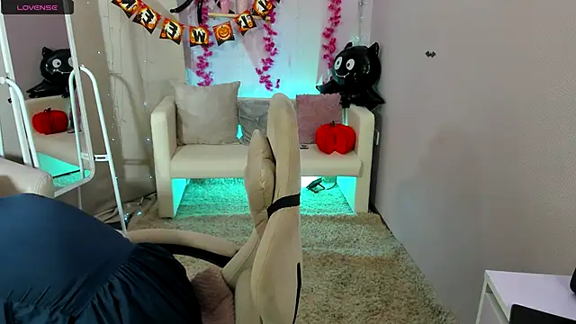 Snapshot of DreamyLuna chatting on 10.18.25 DreamyLuna online show from 10.18.25