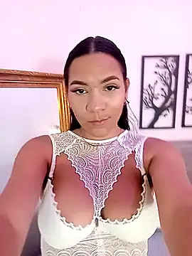 Snapshot of AmaraVelez chatting on 01.08.25 AmaraVelez online show from 01.08.25