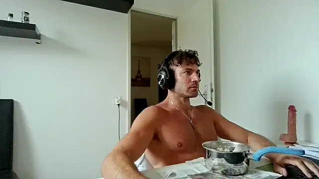 Snapshot of alpha-hunk chatting on 04.28.26 alpha-hunk online show from 04.28.26