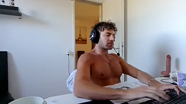 Snapshot of alpha-hunk chatting on 05.01.26 alpha-hunk online show from 05.01.26