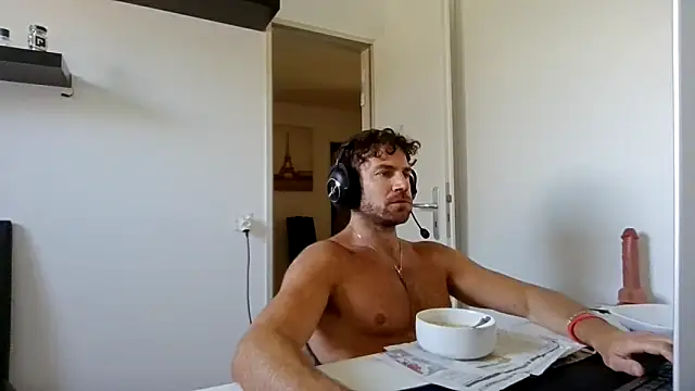 Snapshot of alpha-hunk chatting on 05.08.26 alpha-hunk online show from 05.08.26