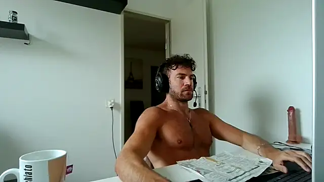 Snapshot of alpha-hunk chatting on 05.10.26 alpha-hunk online show from 05.10.26