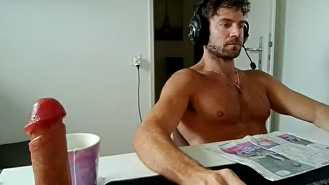 Snapshot of alpha-hunk chatting on 05.12.26 alpha-hunk online show from 05.12.26