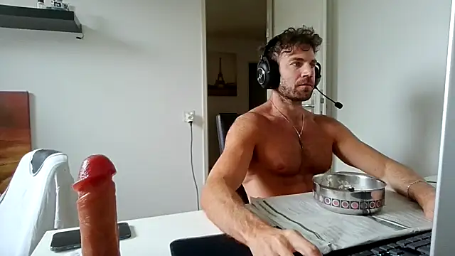 Snapshot of alpha-hunk chatting on 05.15.26 alpha-hunk online show from 05.15.26