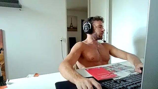 Snapshot of alpha-hunk chatting on 06.11.26 alpha-hunk online show from 06.11.26