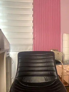 Snapshot of Kyna_euphoria chatting on 12.17.24 Kyna euphoria online show from 12.17.24