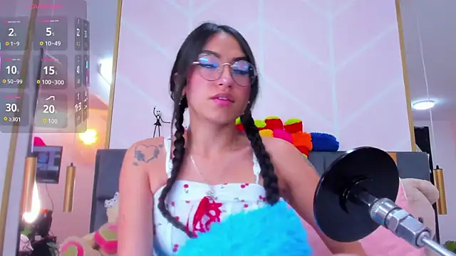 Snapshot of MadyJackson chatting on 11.12.25 MadyJackson online show from 11.12.25