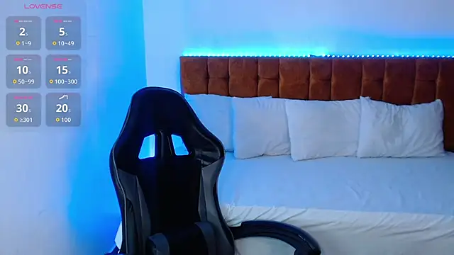 Snapshot of alexiaaross chatting on 11.19.25 alexiaaross online show from 11.19.25