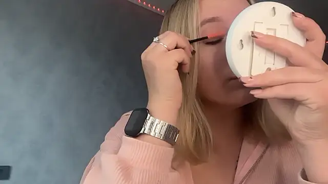 Snapshot of Thalia__Star chatting on 10.30.25 Thalia Star online show from 10.30.25