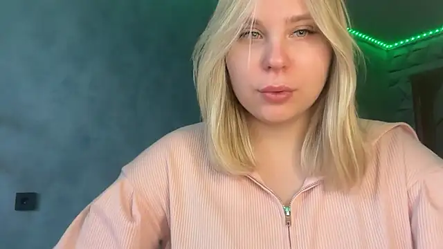 Snapshot of Thalia__Star chatting on 11.25.25 Thalia Star online show from 11.25.25