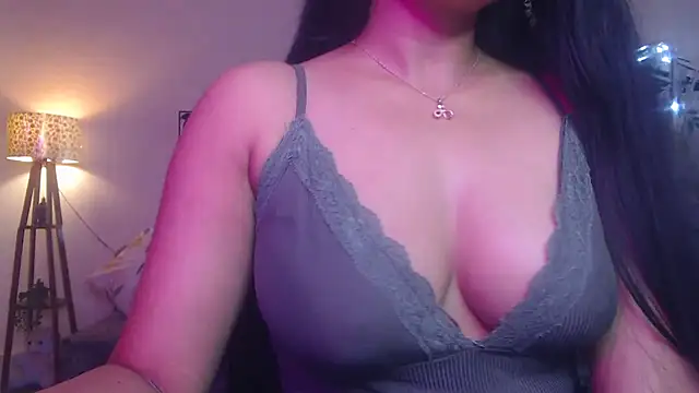 Snapshot of Zonayesha chatting on 10.31.25 Zonayesha online show from 10.31.25