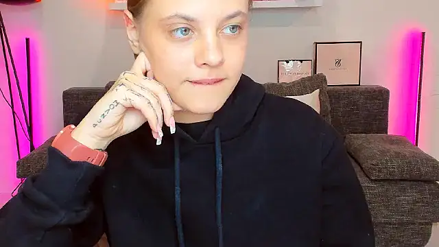 Snapshot of rora_skyline chatting on 10.23.25 rora skyline online show from 10.23.25