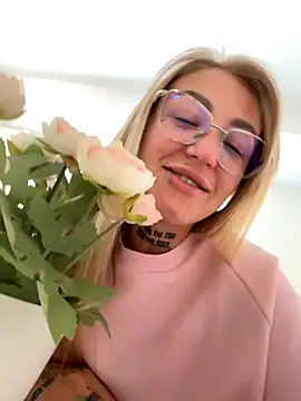 Snapshot of MazeSin chatting on 09.18.25 MazeSin online show from 09.18.25