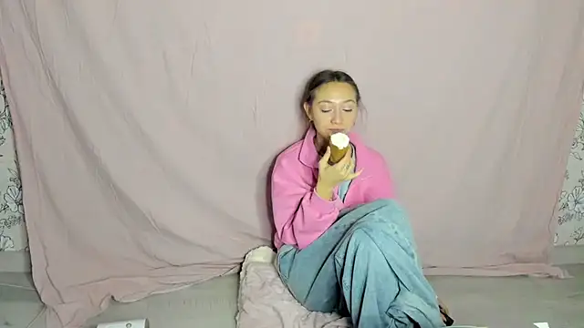 Snapshot of EllaSky_xoxo chatting on 10.18.25 EllaSky xoxo online show from 10.18.25